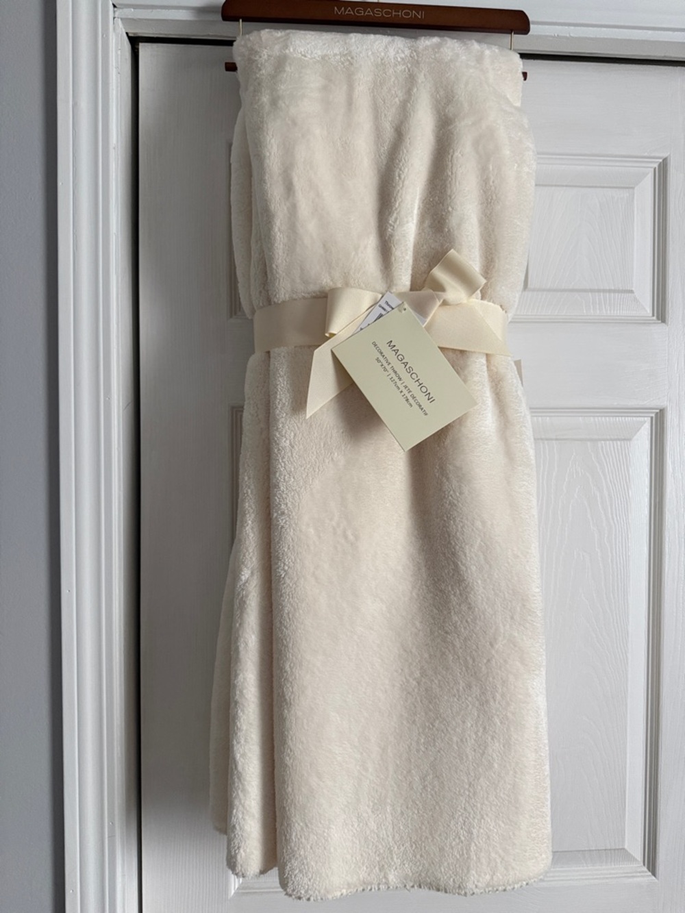 Magaschoni decorative throw